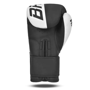 Palma de Guante Bruiser, color negro y blanco. Hechos de polipiel de calidad con acolchado denso. Cierre velcro reforzado. Para kickboxing y muay thai. Imagen frontal.
