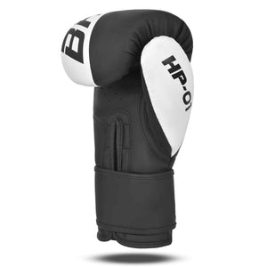 Palma de Guante Bruiser, color negro y blanco. Hechos de polipiel de calidad con acolchado denso. Cierre velcro reforzado. Para kickboxing y muay thai. Imagen frontal.