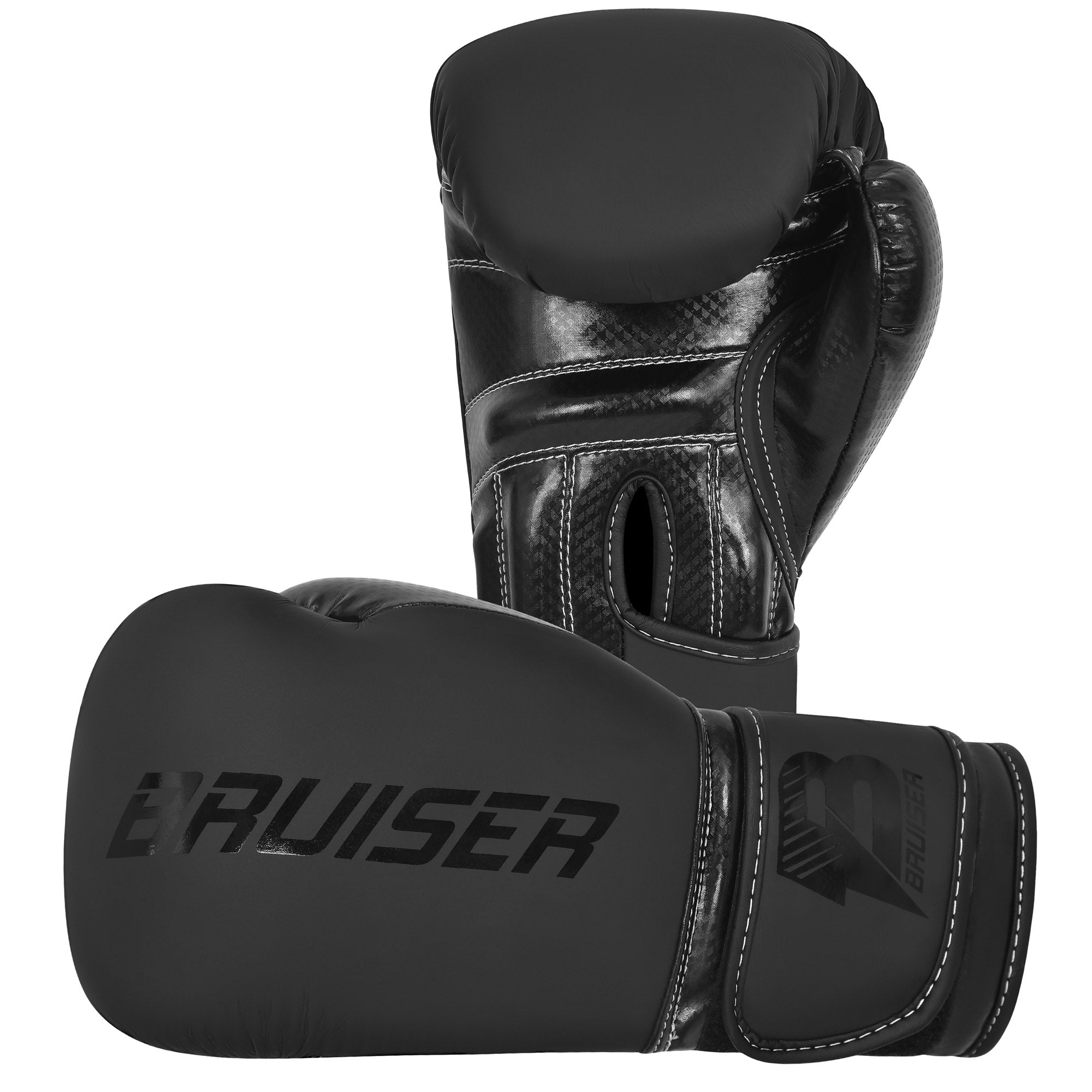 Guantes de boxeo "Bruiser" color negro hechos de polipiel de alta calidad. Guante de pie y guante estirado. Logo Bruiser en el centro del guante negro brillante y en velcro. Foto frontal.  