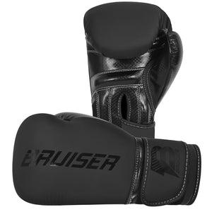 Guantes de boxeo "Bruiser" color negro hechos de polipiel de alta calidad. Guante de pie y guante estirado. Logo Bruiser en el centro del guante negro brillante y en velcro. Foto frontal.  