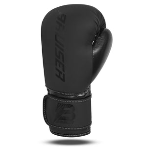 Guante de boxeo "Bruiser" color negro hecho de polipiel de alta calidad. Logo Bruiser en el centro del guante negro brillante y en velcro. Foto frontal.  