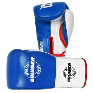 Guantes de boxeo BRUISER color azul y blanco con detalle rojos, uno de pie y otro estirado. Logo Bruiser en el centro. Hechos de piel de vaca con acolchado denso. Cierre velcro seguro. Para entrenamientos en saco, manoplas, sparring, profesional o amateur. 