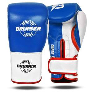 Guantes de boxeo BRUISER por delante y por detrás, color azul y blanco con detalle rojos.  Hechos de piel de vaca con acolchado denso. Cierre velcro seguro. Para entrenamientos en saco, manoplas, sparring, profesional o amateur. Imagen frontal.