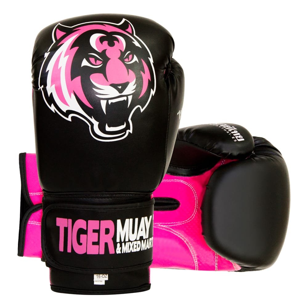 Guantes de boxeo marca Tiger uno de pie y otro estirado color negro y rosa. Logo en el centro. Hechos de piel sintética con capas densas. Cierre de velcro rígido y cuerda interior ara mejor sujeción. 