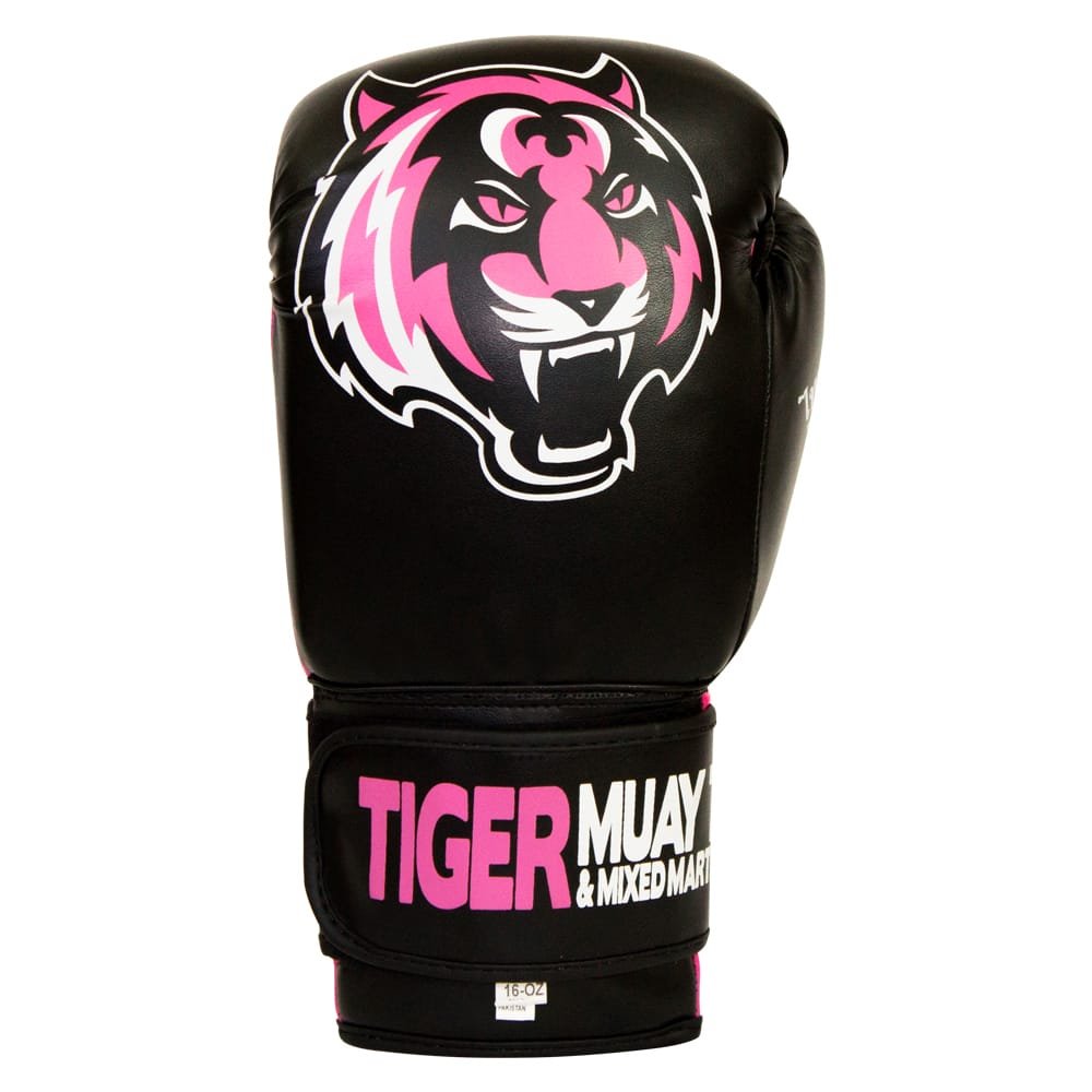 Guante de boxeo marca Tiger color negro y rosa. Logo en el centro. Hecho de piel sintética con capas densas. Cierre de velcro rígido y cuerda interior para mejor sujeción. Imagen frontal.
