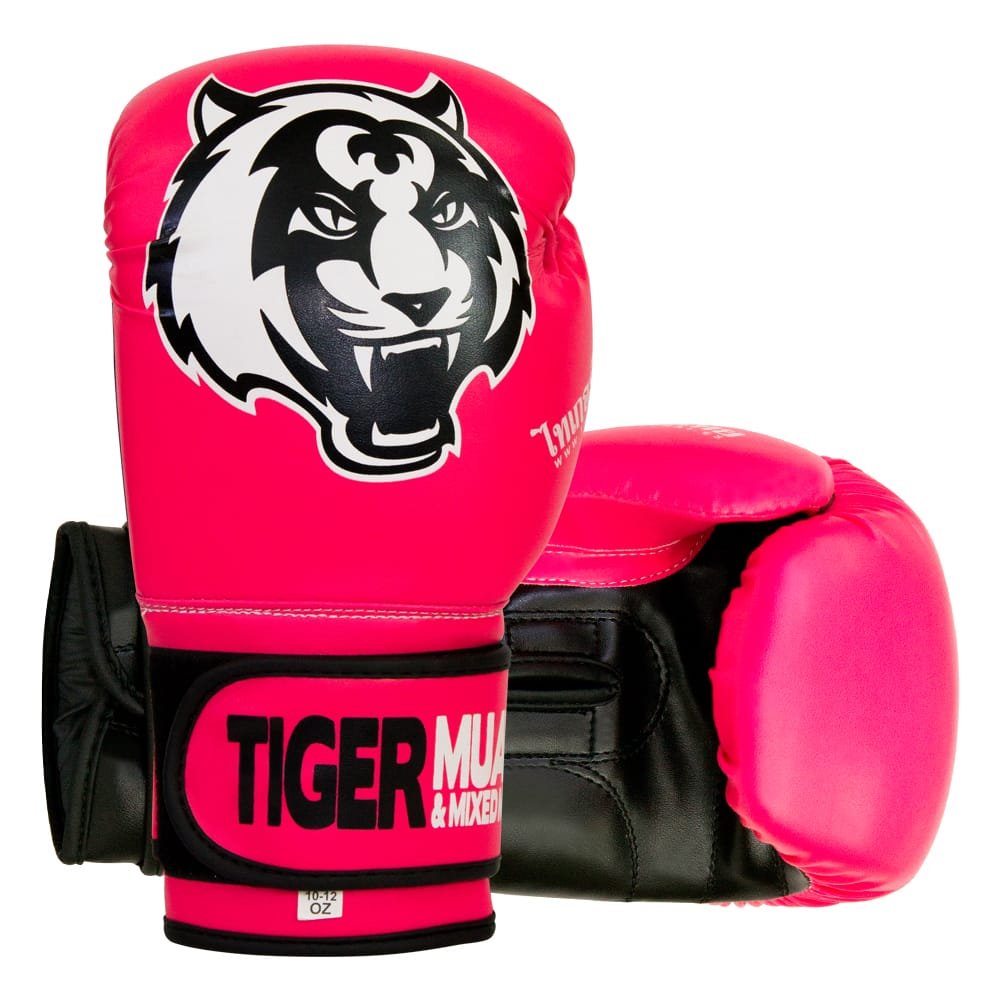 Guantes de boxeo marca Tiger uno de pie y otro estirado color rosa y negro. Logo en el centro. Hechos de piel sintética con capas densas. Cierre de velcro rígido y cuerda interior ara mejor sujeción. 