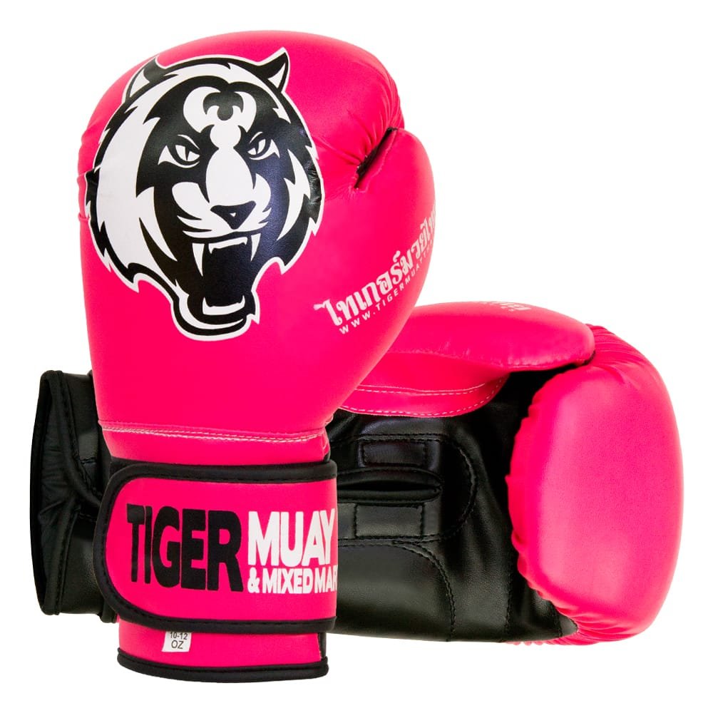 Guantes de boxeo marca Tiger uno de pie y otro estirado color rosa y negro. Logo en el centro. Hechos de piel sintética con capas densas. Cierre de velcro rígido y cuerda interior para mejor sujeción. 