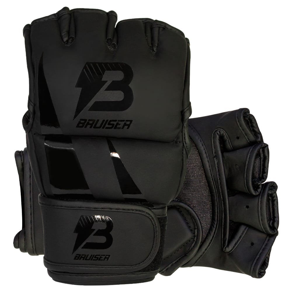Guantes MMA Bruiser color negro uno de pie y otro estirado detrás. Logo Bruiser en el centro. Hechos de polipiel con doble relleno en puño. Para entrenamientos y combates. Imagen frontal. 