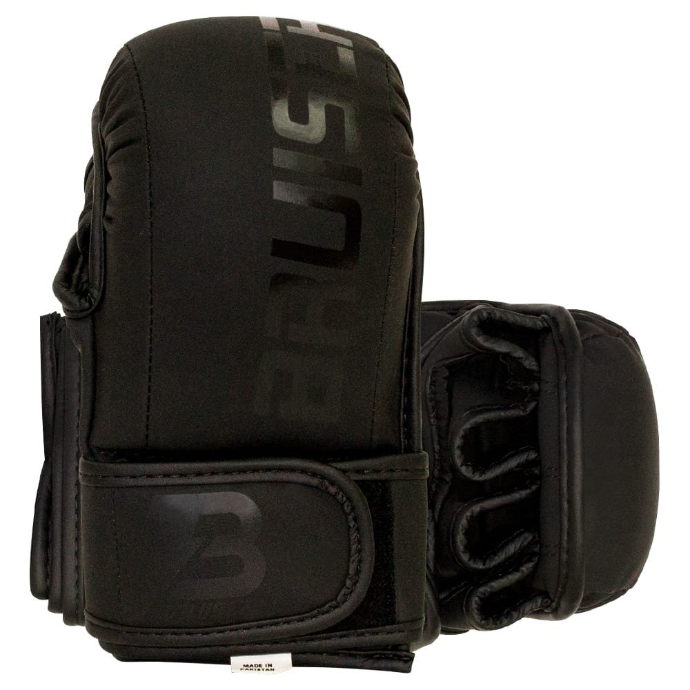 Guantes MMA Bruiser color negro uno de pie y otro estirado detrás. Logo en el lateral frontal en vertical. Hechos de polipiel con doble relleno en puño. Para entrenamientos. Imagen frontal.