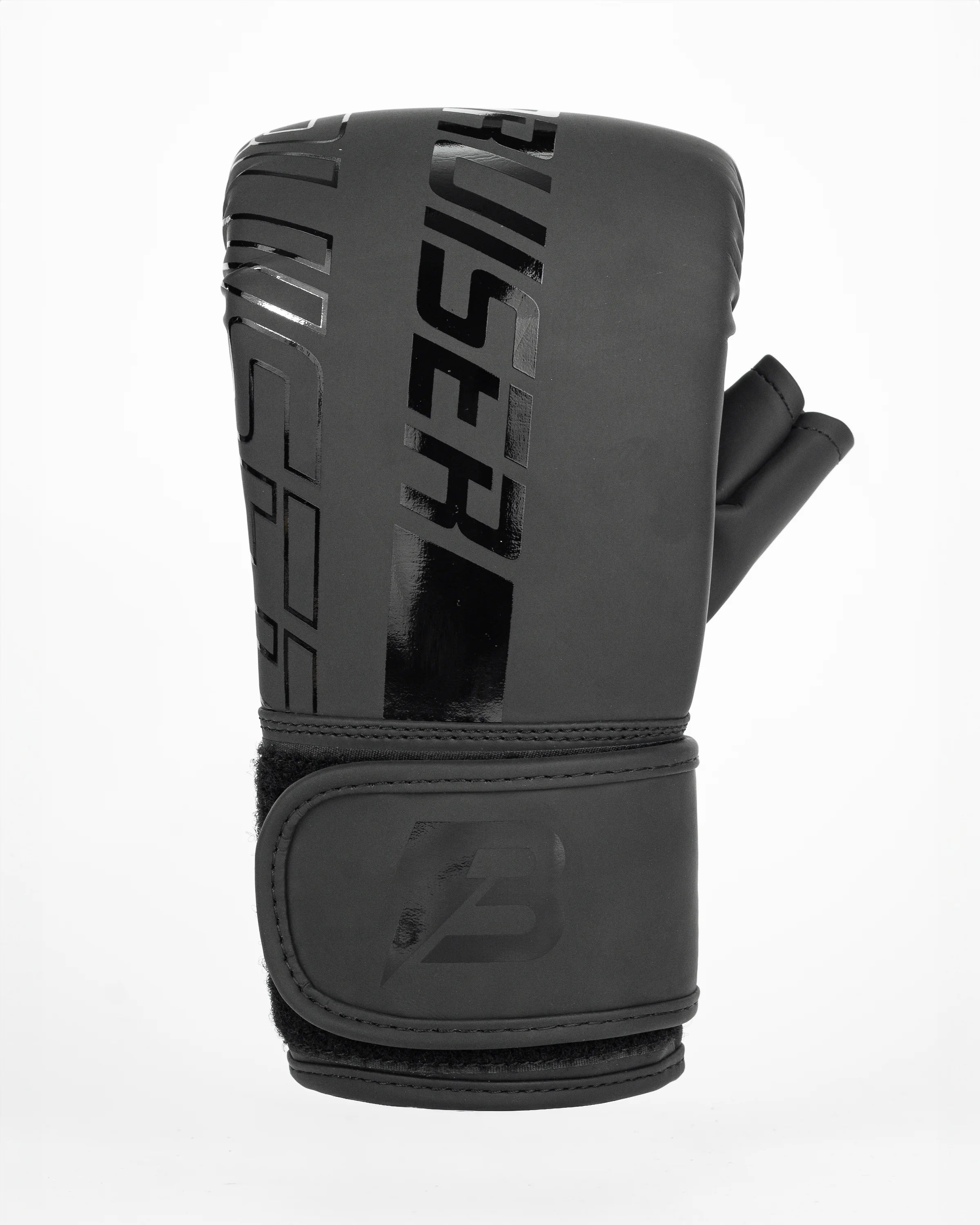 Guantillas Bruiser negras. Logo brillante "Bruiser" en el centro en vertical. Hechas de polipiel resistente para entrenamientos frecuentes, golpeo en saco y manoplas. Imagen frontal.