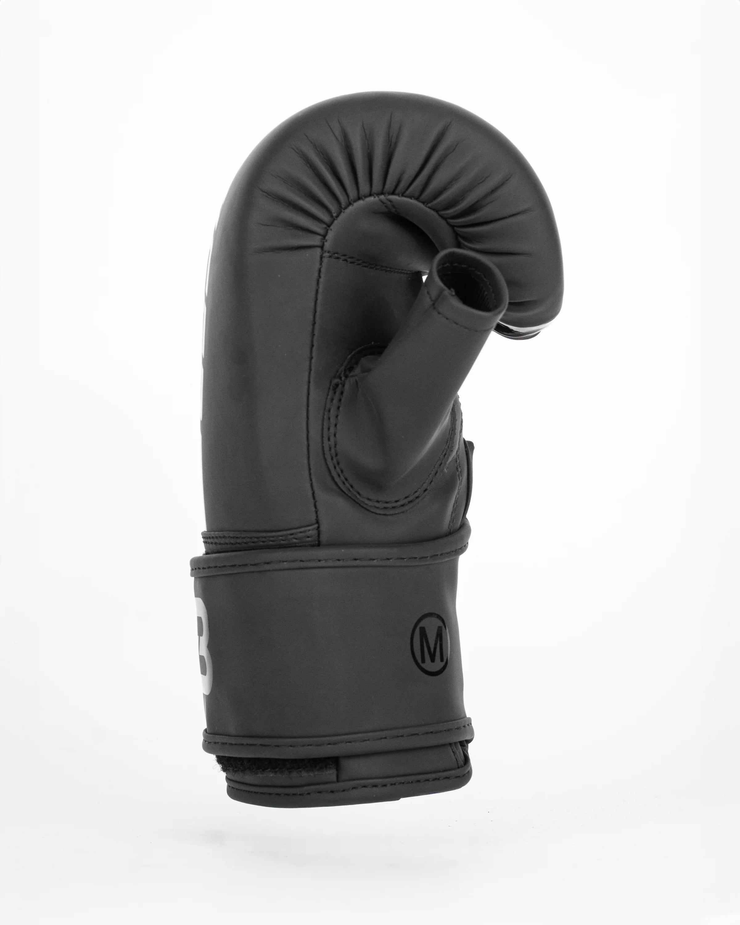Guantillas Bruiser negras. Logo brillante "Bruiser" en el centro en vertical. Hechas de polipiel resistente para entrenamientos frecuentes, golpeo en saco y manoplas. Perfil derecho.