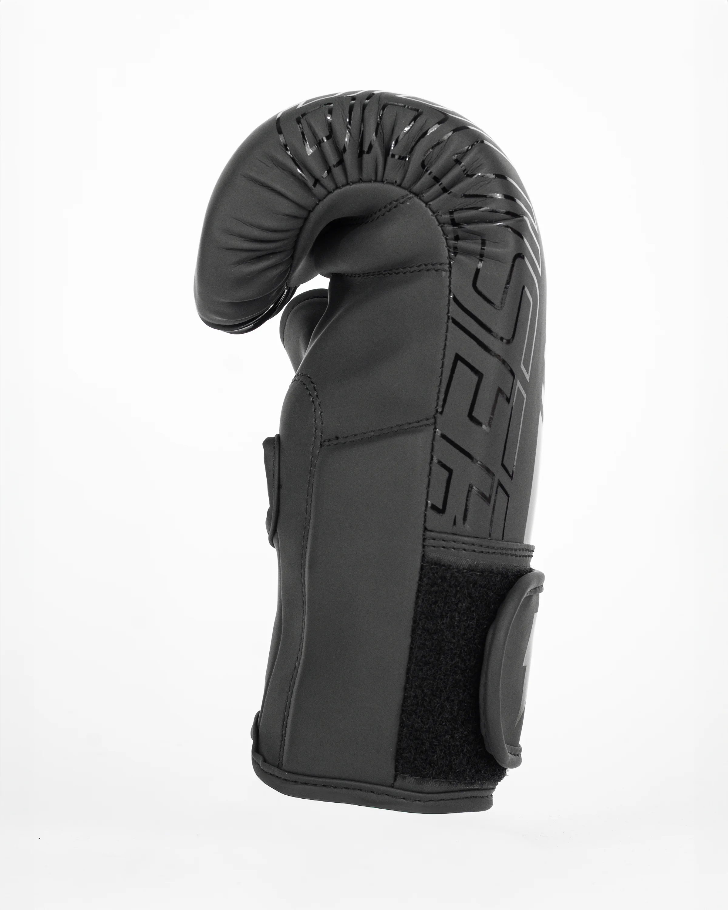 Guantillas Bruiser negras. Logo brillante "Bruiser" en el centro en vertical. Hechas de polipiel resistente para entrenamientos frecuentes, golpeo en saco y manoplas. Perfil izquierdo.