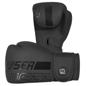 Guantes marca Bruiser de pie y estirado color negro. Logo en vertical en el centro. Hechos de polipiel con acolchado absorbente. Imagen frontal. 