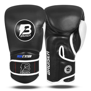 Guantes de boxeo por delante y por detrás marca Bruiser colo negro y blanco. Logo Bruiser en el centro. Hecho de piel de vaca con relleno promolded. Manguito curvo. Para entrenamiento diario. 