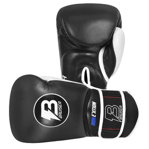 Guantes de boxeo marca Bruiser de pie y estirado color negro. Logo Bruiser en el centro. Hecho de piel de vaca con relleno promolded. Manguito curvo. Para entrenamiento diario. 