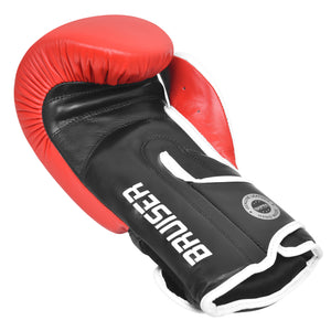 Palma de guante de boxeo marca Bruiser estirado color rojo y negro. Hecho de piel de vaca con relleno promolded. Manguito curvo. Para entrenamiento diario. 