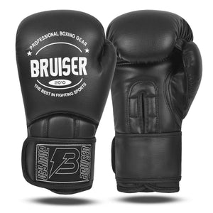 Guantes de boxeo marca Bruiser color negro con detalles blancos elegante. Logo en el centro. Hechos de polipiel con acolchado interno. Diseño con ventilación. Para sparring. 