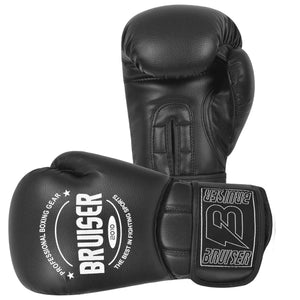 Guantes de boxeo marca Bruiser de pie y estirado color negro con detalles blancos elegante. Logo en el centro. Hechos de polipiel con acolchado interno. Diseño con ventilación. Para sparring. 