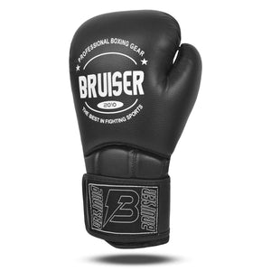 Guante de boxeo marca Bruiser color negro con detalles blancos elegante. Logo en el centro. Hechos de polipiel con acolchado interno. Diseño con ventilación. Para sparring. 