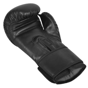 Palma estirada de guante de boxeo marca Bruiser color negro con detalles blancos elegante. Hecho de polipiel con acolchado interno. Diseño con ventilación. Para sparring. 