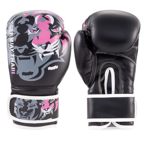 Guantes de Muay Thai marca Tiger color negro y rosa por delante y por detrás. Logo en el centro del guante. Hechos de polipiel con acolchado. Ajuste seguro. Imagen frontal. 