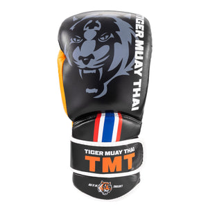 Guante marca Tiger color negro y naranja. Logo Tiger en el centro. Hecho de piel de vaca con relleno en Flex. Velcro seguro. Imagen frontal. 