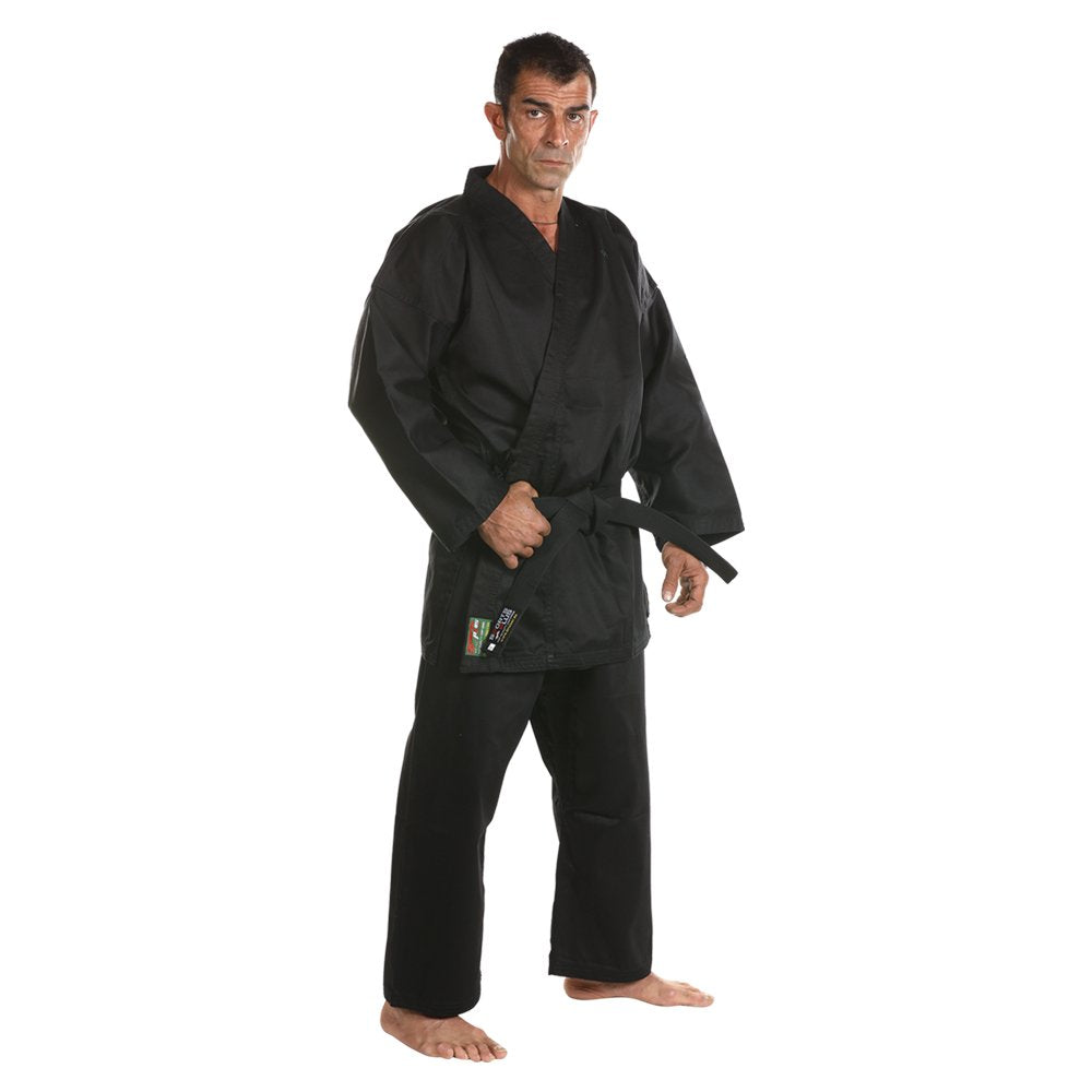Karategui Sport Plus color negro llevado por modelo con mano agarrada al cinturón. Corte moderno hecho de algodón. Para competición y entrenamientos intensos.  