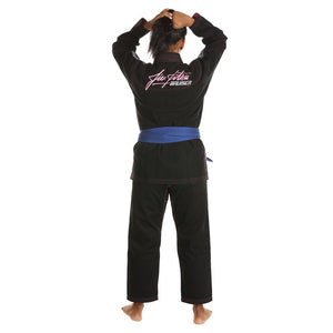 Kimono de Jiu Jitsu para mujer marca Bruiser color negro con detalles rosas. Llevado por modelo de espaldas con manos en la cabeza de espaldas. Hecho de algodón con costuras reforzadas y tejido doble capa. 