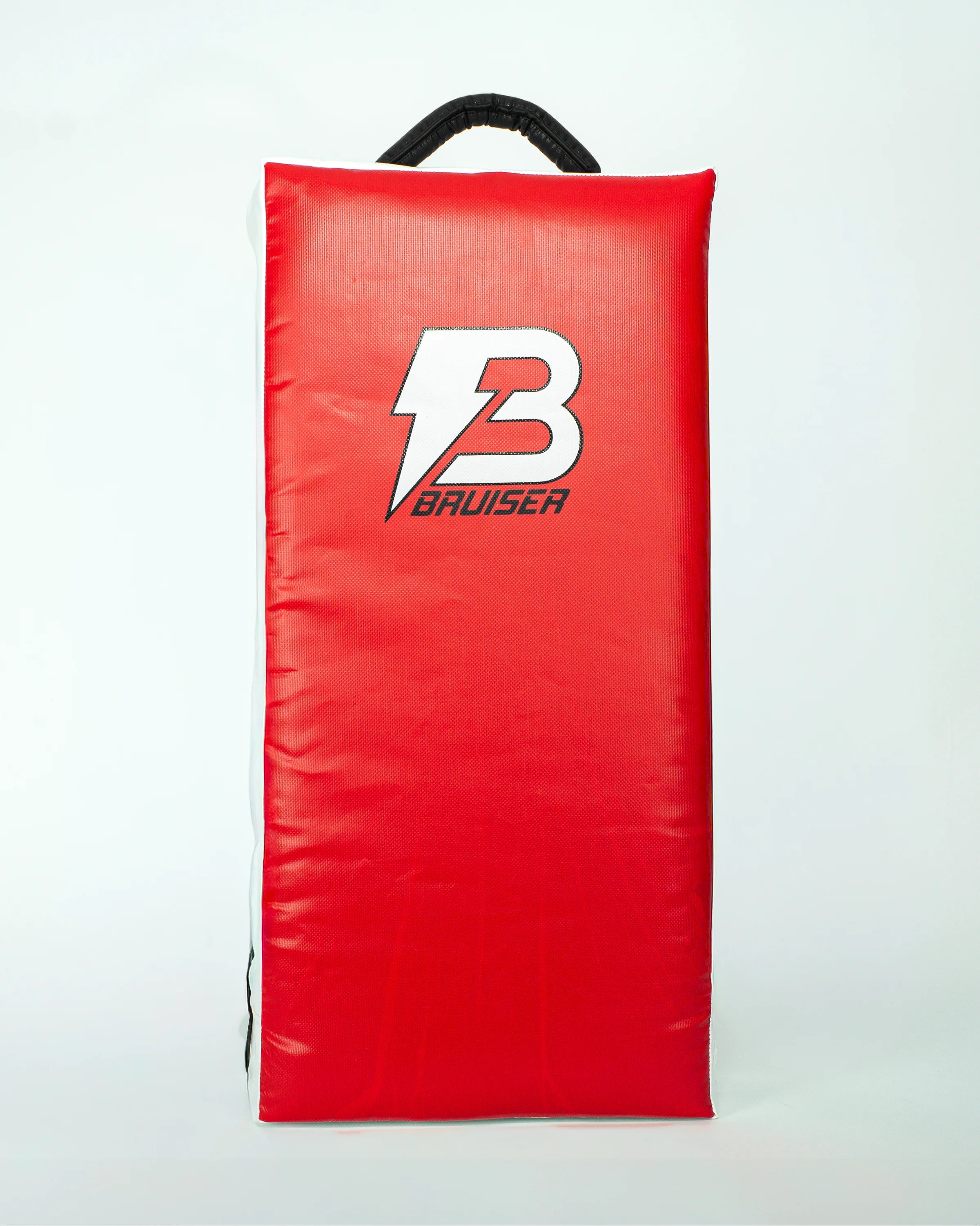 Pao escudo gigante "Bruiser" rojo con detalles blancos y negros. Logo en el centro en color blanco. Hecho de materiales de alta calidad con relleno de alta densidad. Para Boxeo, Muay Thai, Karate, Taekwondo, Kickboxing. Imagen frontal.
