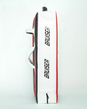 Pao escudo gigante "Bruiser" rojo con detalles blancos y negros. Hecho de materiales de alta calidad con relleno de alta densidad. "Bruiser" escrito en los laterales. Agarres reforzados. Para Boxeo, Muay Thai, Karate, Taekwondo, Kickboxing. Perfil derecho.