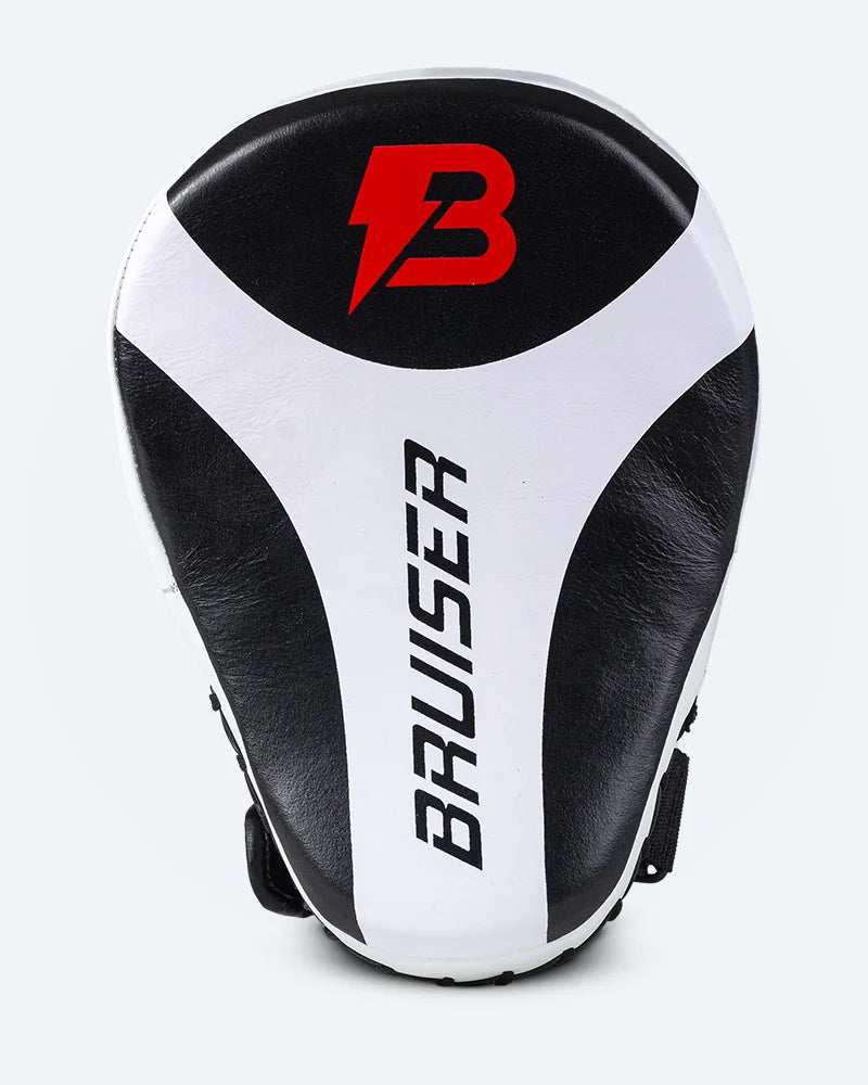 Manopla curvada marca Bruiser color negro y blanco. Logo en el centro de color rojo y en vertical en letras negras. Hecha de cuero con acolchado de es puma denso. Imagen frontal. 
