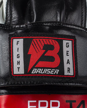 Enfoque detallado etiqueta logo Bruiser parte trasera. 