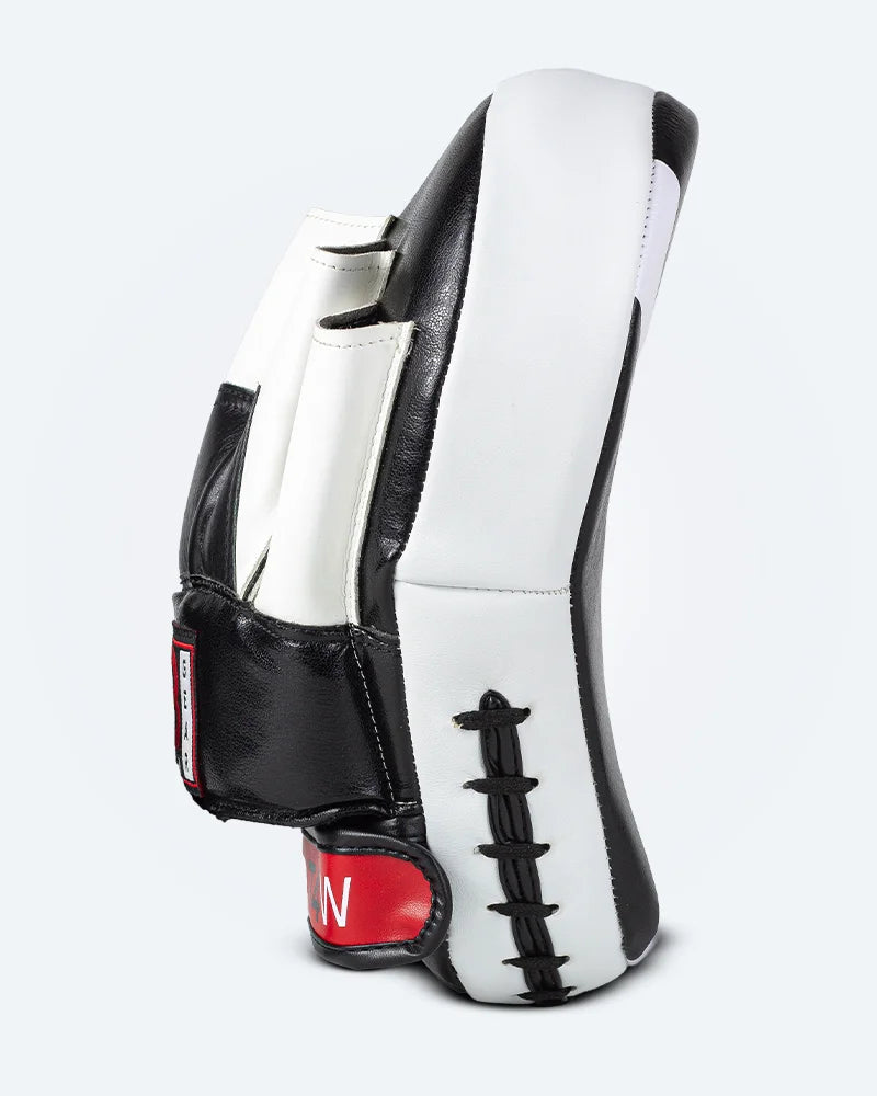 Perfil derecho manopla curvada marca Bruiser color negro y blanco.  Hecha de cuero con acolchado de espuma denso. Palmas acolchadas y bola de agarre. Bolsillo de cuero para la mano. 