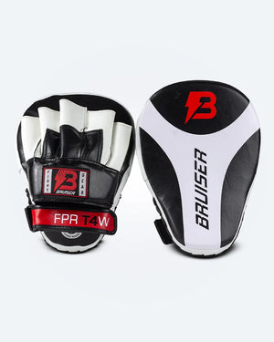 Manoplas marca Bruiser color negro y blanco por delante y por detrás.  Hecha de cuero con acolchado de espuma denso. Palmas acolchadas y bola de agarre. Bolsillo de cuero para la mano. 