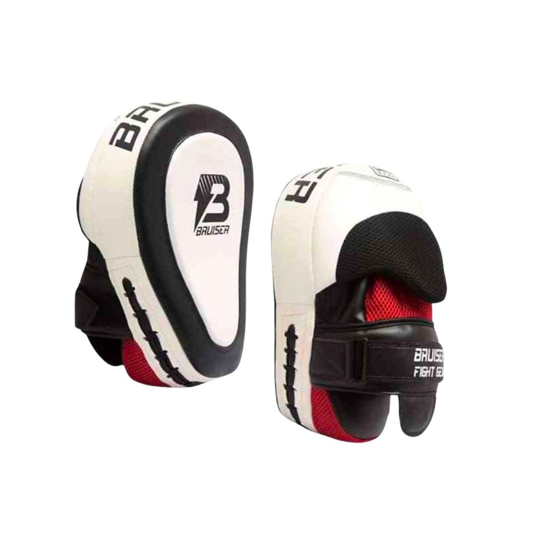 Manopla curvada marca Bruiser color blanco. Logo de la marca en el centro. Hechas de polipiel con acolchado de espuma denso. Palmas acolchadas, bola de agarre y bolsillo de cuero. 