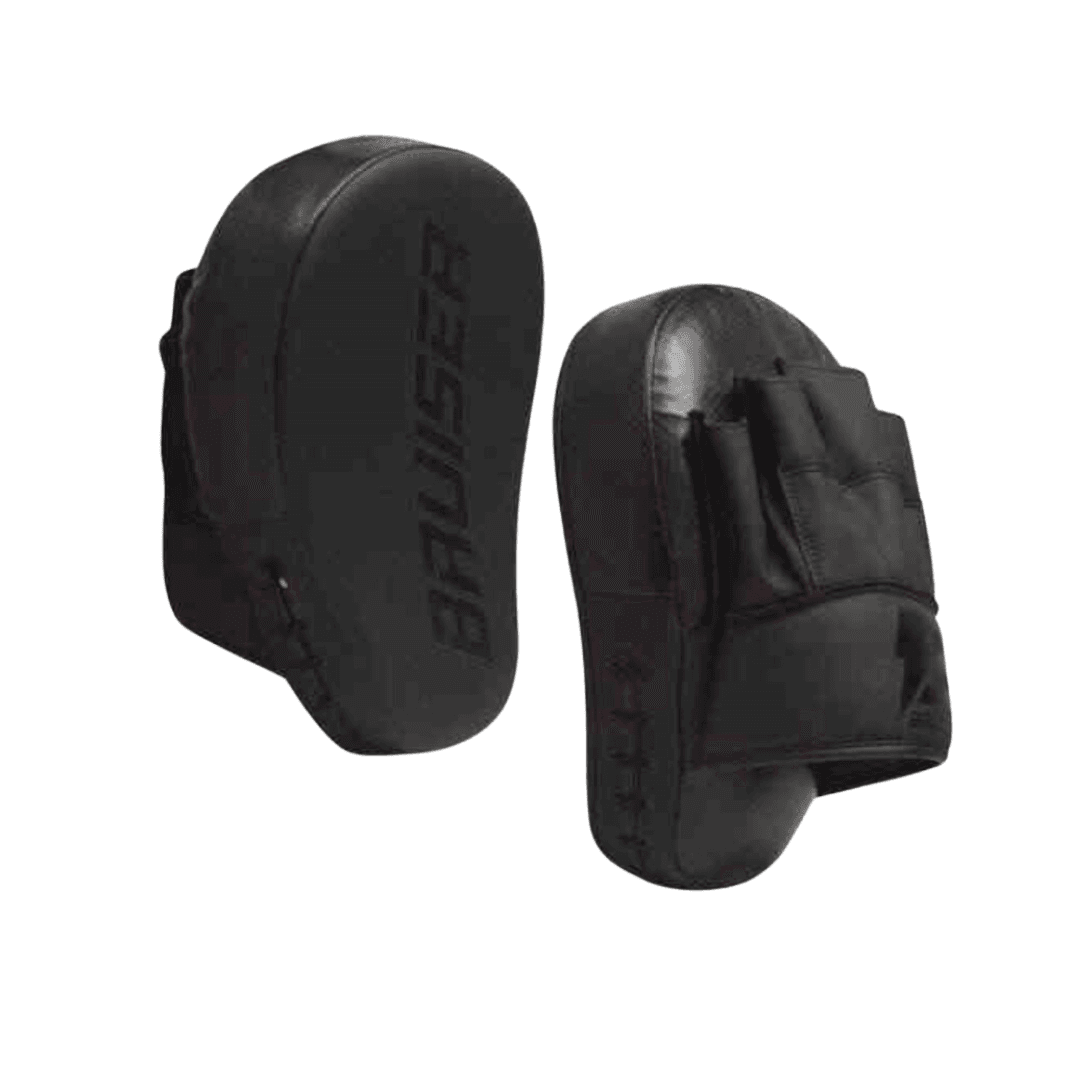 Manoplas marca Bruiser color negro mate por delante y por detrás.  Hecha de polipiel con acolchado de espuma denso. Diseño ergonómico. Para boxeo, kickboxing, muay thai y artes marciales
