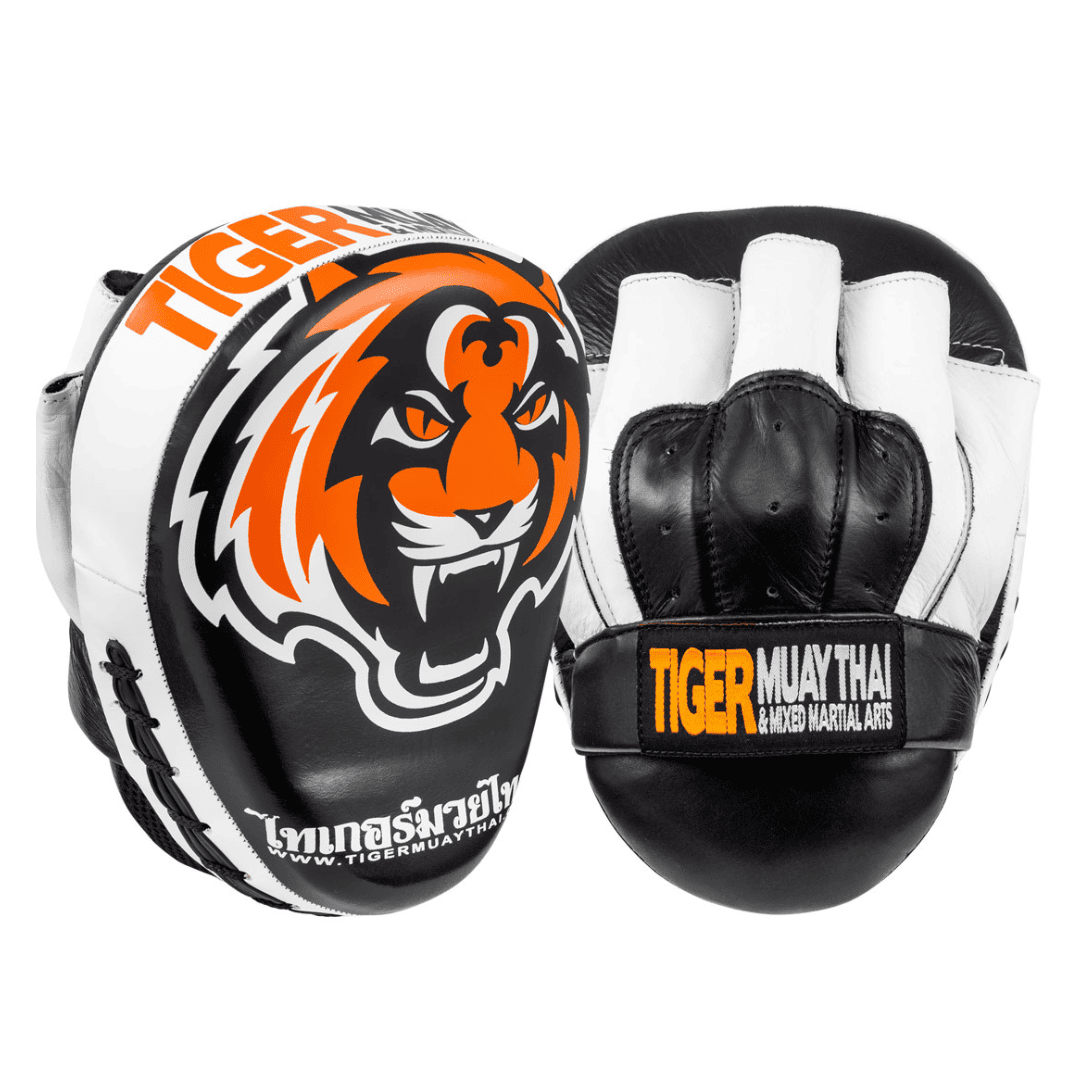 Manoplas marca Tiger Muay Thai por delante y por detrás color negro y naranja con detalles blancos. Logo en el centro. Hechas de cuero. Molde en forma de mano. 