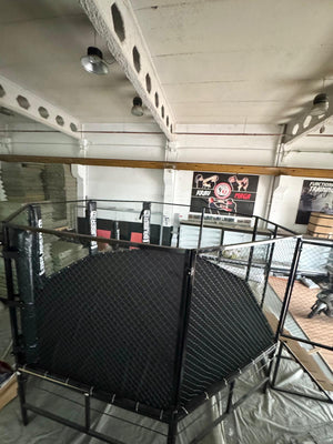 Jaula de MMA 5x5 octogonal. Base robusta con paneles de malla reforzada. Para gimnasios, academias de artes marciales y eventos de artes marciales mixtas.
