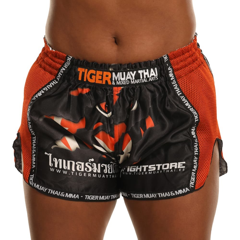 Pantalón corto Tiger para niños color negro y naranja. Logo en la cintura y diseño de tigre en el centro. 