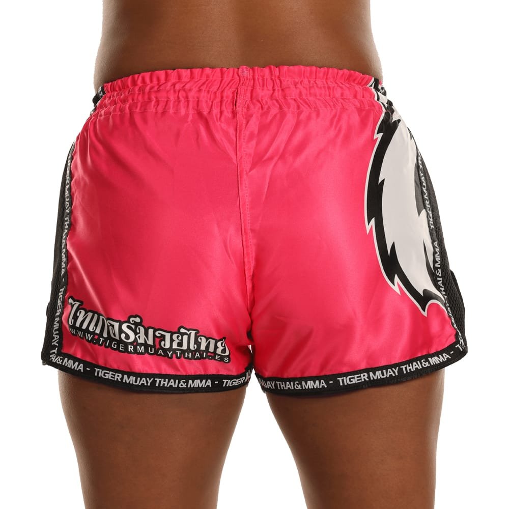 Pantalón corto Tiger para niños color rosa y negro. Logo en la cintura y diseño de tigre en el centro. Parte trasera.