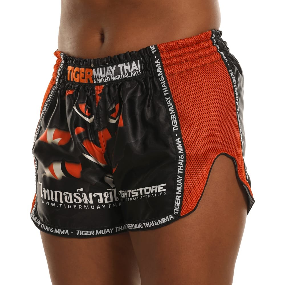 Pantalón corto Tiger para niños color negro y naranja. Logo en la cintura y diseño de tigre en el centro. Perfil izquierdo. 