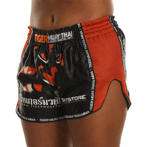 Pantalón corto Tiger para niños color negro y naranja. Logo en la cintura y diseño de tigre en el centro. Perfil izquierdo. 