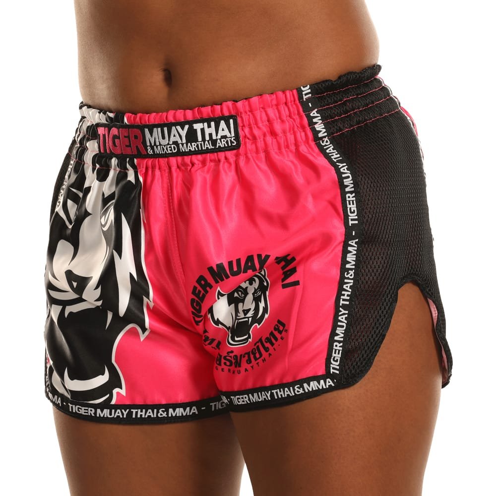 Pantalón corto Tiger para niños color rosa y negro. Logo en la cintura y diseño de tigre en el centro. Perfil izquierdo.