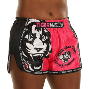 Pantalón corto Tiger para niños color rosa y negro. Logo en la cintura y diseño de tigre en el centro. Frontal.