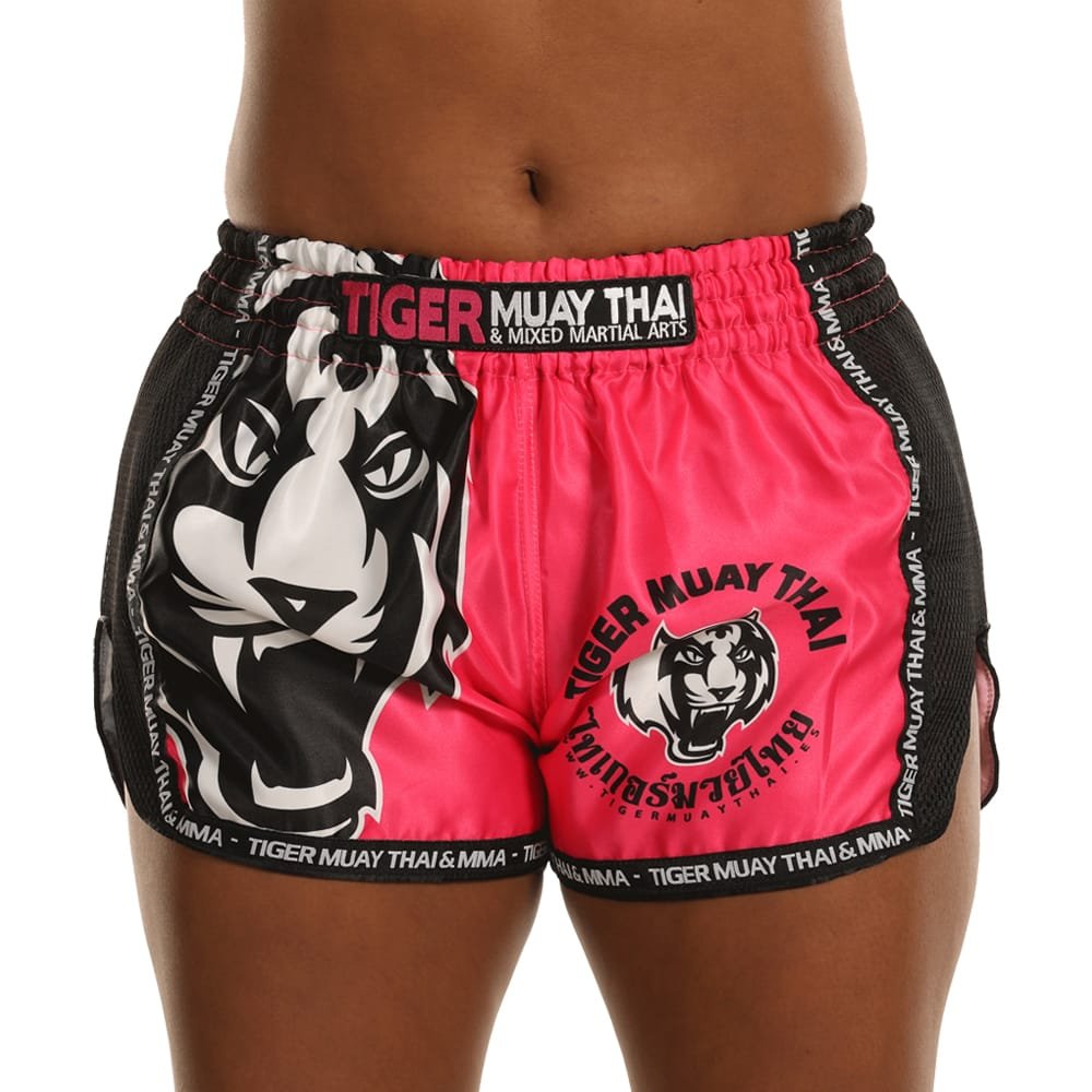Pantalón corto Tiger para niños color rosa y negro. Logo en la cintura y diseño de tigre en el centro. 