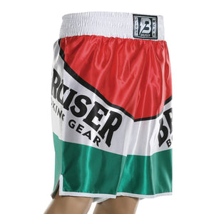 Pantalón deportivo de boxeo Bruiser color rojo, blanco y verde llevado por cintura de maniquí. Logo escrito "Bruiser Boxing" a los lados y en cinta superior. Hecho de poliester de alta calidad. Diseñado con corte ideal para la práctica de boxeo. Imagen lateral. 