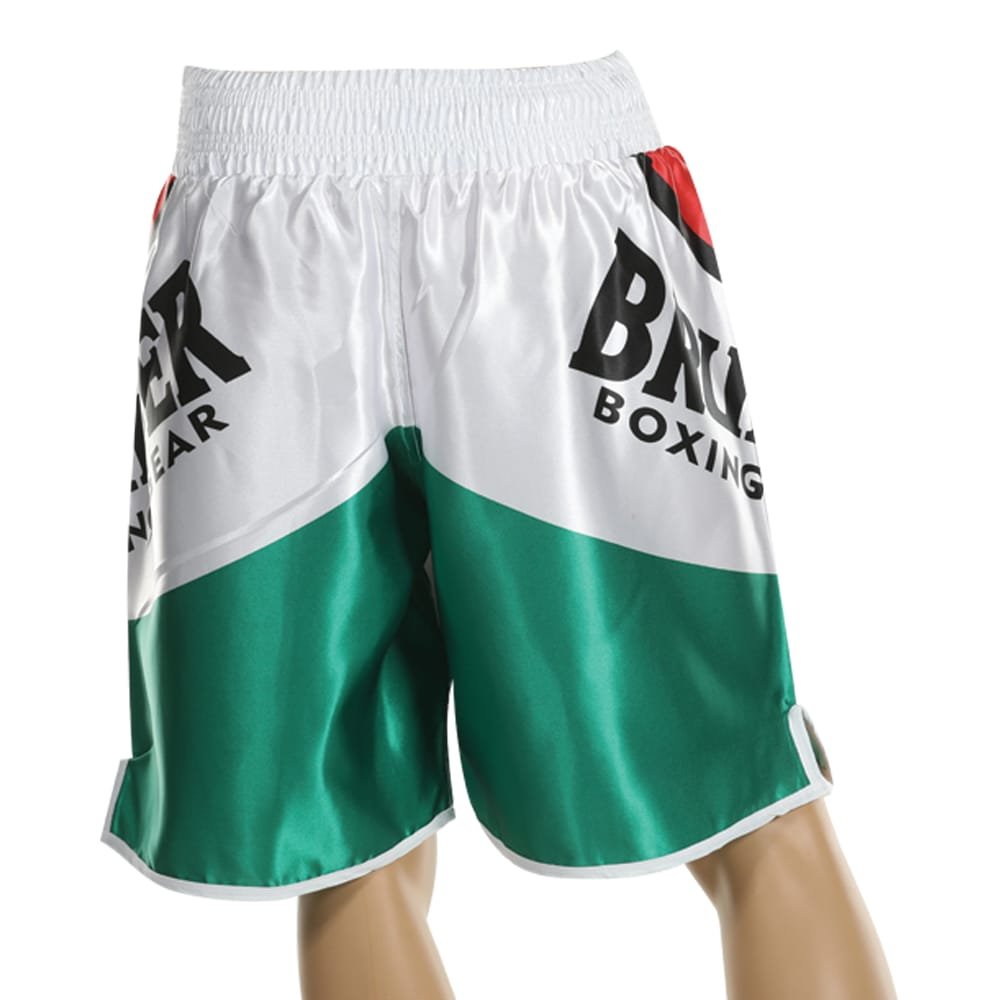 Pantalón deportivo de boxeo Bruiser color rojo, blanco y verde llevado por cintura de maniquí. Logo escrito "Bruiser Boxing" a los lados. Hecho de poliester de alta calidad. Diseñado con corte ideal para la práctica de boxeo. Imagen trasera. 