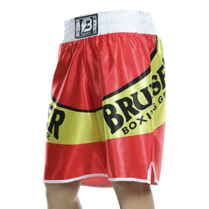Pantalón deportivo de boxeo Bruiser color rojo, amarillo y blanco llevado por cintura de maniquí. Logo escrito "Bruiser Boxing" a los lados y en cinta superior. Hecho de poliester de alta calidad. Diseñado con corte ideal para la práctica de boxeo. Imagen lateral. 