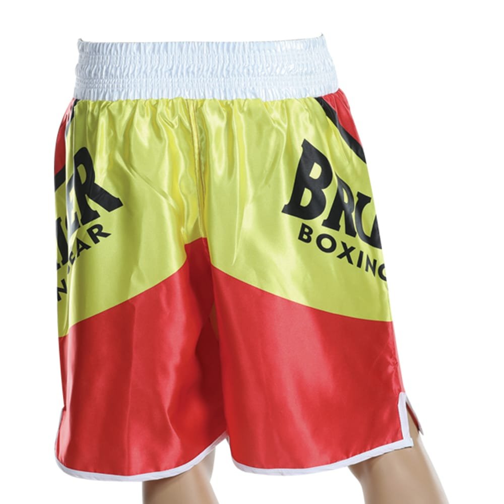 Pantalón deportivo de boxeo Bruiser color rojo, amarillo y blanco llevado por cintura de maniquí. Logo escrito "Bruiser Boxing" a los lados. Hecho de poliester de alta calidad. Diseñado con corte ideal para la práctica de boxeo. Imagen trasera. 