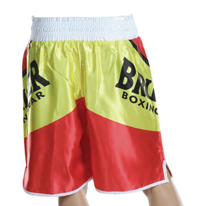 Pantalón deportivo de boxeo Bruiser color rojo, amarillo y blanco llevado por cintura de maniquí. Logo escrito "Bruiser Boxing" a los lados. Hecho de poliester de alta calidad. Diseñado con corte ideal para la práctica de boxeo. Imagen trasera. 